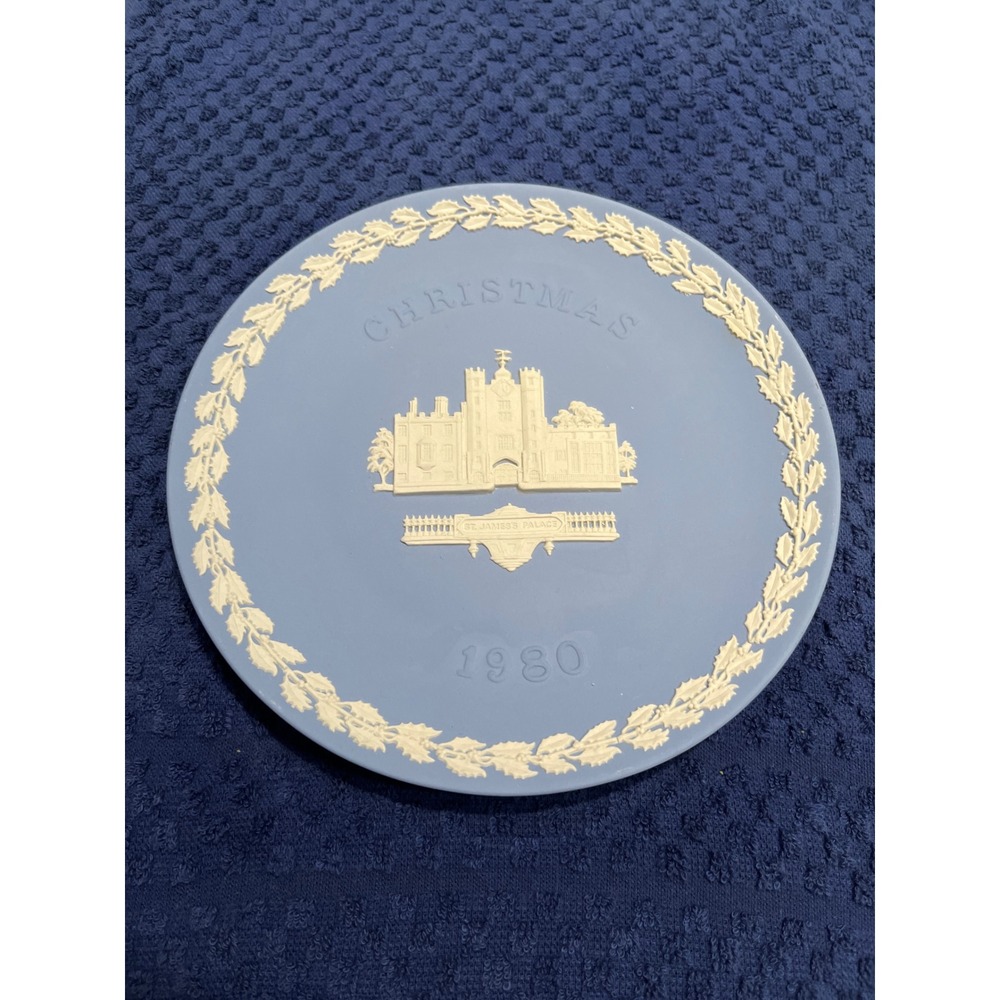 Wedgwood Jasperware Christmas 1980 Plate St James Palace Blue White England-8"